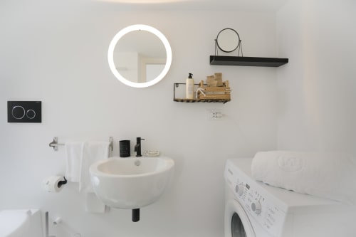 Casa Ricasoli Bespoke Guest House Monopoli Puglia, 80m2 2 camere da letto cucina bagno doccia spazio esterno situato a 50 metri dalla piazza principale Piazza Vittorio Emanuelle che vi porta al centro storico di Monopoli.
