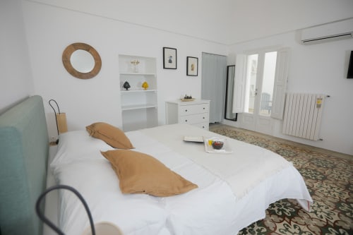 Casa Ricasoli Bespoke Guest House Monopoli Puglia, 80m2 2 camere da letto cucina bagno doccia spazio esterno situato a 50 metri dalla piazza principale Piazza Vittorio Emanuelle che vi porta al centro storico di Monopoli.