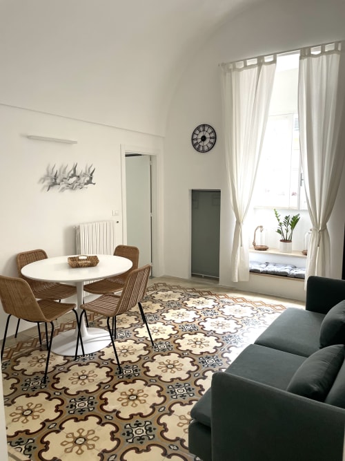Casa Ricasoli Bespoke Guest House Monopoli Puglia, 80m2 2 camere da letto cucina bagno doccia spazio esterno situato a 50 metri dalla piazza principale Piazza Vittorio Emanuelle che vi porta al centro storico di Monopoli.