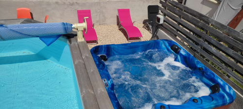 Bain à remous et piscine à la Résidence des dunes à Landéda avec chaises longues