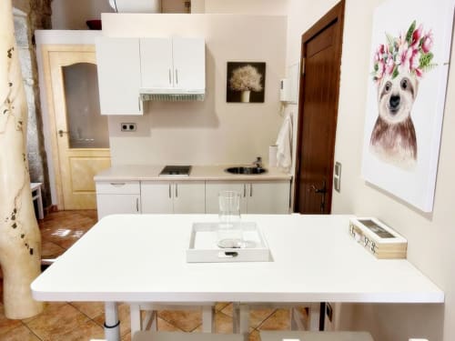 Cocina y comedor modernos en el loft Peperete de Baiona con muebles blancos, mesa de comedor y decoración temática de perros
