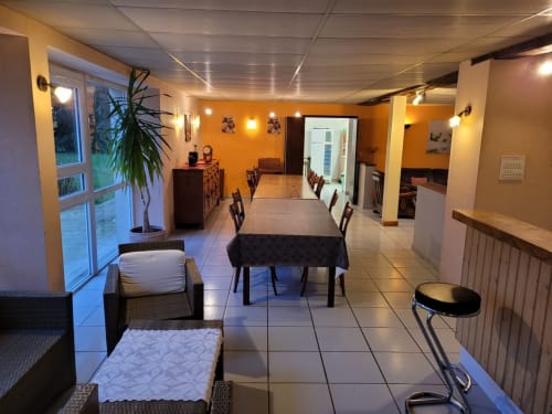Grande salle à manger avec table 15 personnes et bar