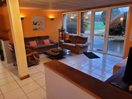 Salon confortable avec grande table basse, donnant sur le jardin