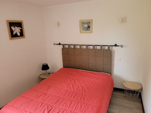Chambre avec lit double en 140x190 et salle de bain indépendante