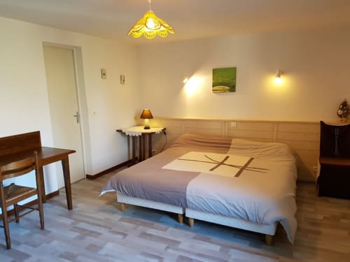 Grande chambre avec un grand lit double en 180x200 et salle de bain indépendante