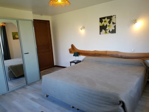 Chambre avec un grand lit double en 180x200