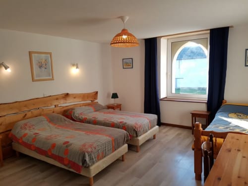 Chambre  avec 3 lits