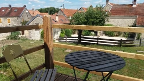 Image de la terrasse ensoleillée de La Closerie, Marcenay