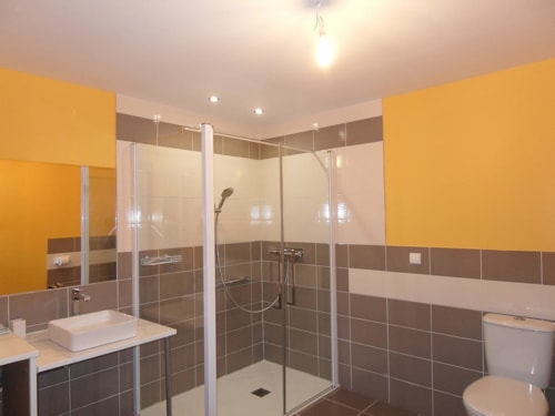 Trés grande salle de bain accés handicapé, PMR