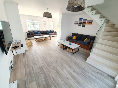 Sala ampla e espaçosa com TV a cabo e conexão fibra e WIFI