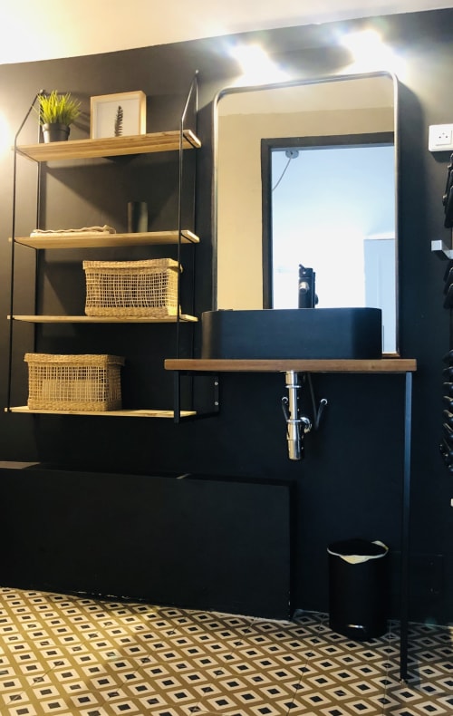 Appartement en location Bastia, Corse. Visite de la ville proche du vieux port et de la Citadelle de Bastia. salle de bain attenante aux chambres de l'appartement.