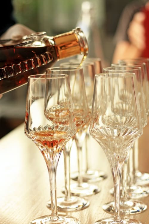 Du cognac versé dans des verres en cristal à Logis des Tourelles, chambre d'hôtes à Cognac, France