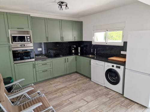 Cozinha equipada verde com forno e lava-louças