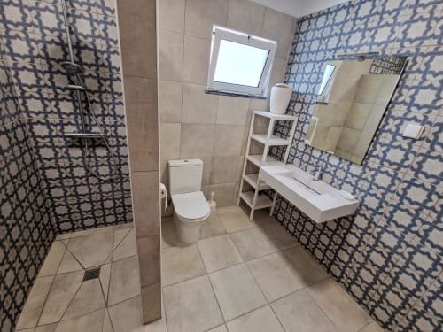 Casa de banho partilhada na Quinta, villa casa claudina II, moradia para arrendar em Loulé no Algarve.