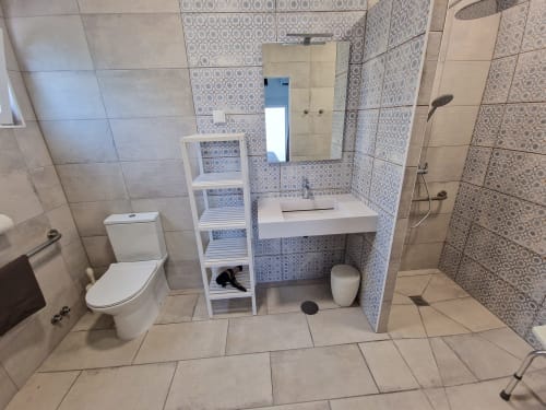 Casa de banho com azulejos à portuguesa na master suite da Quinta localizada na CasaClaudina