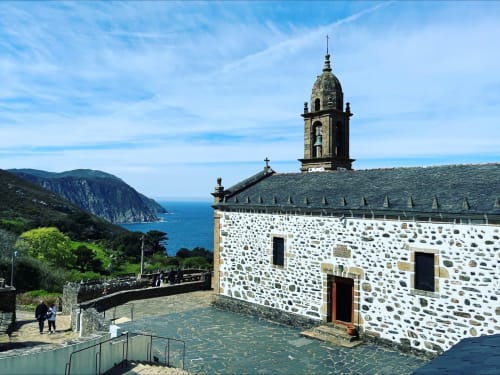 Estando en Turismo Rural O Vilar, una muy buena opción de paseo es visitar el Santuario de San Andrés de Teixido. Casa rural, Ortigueira Coruña