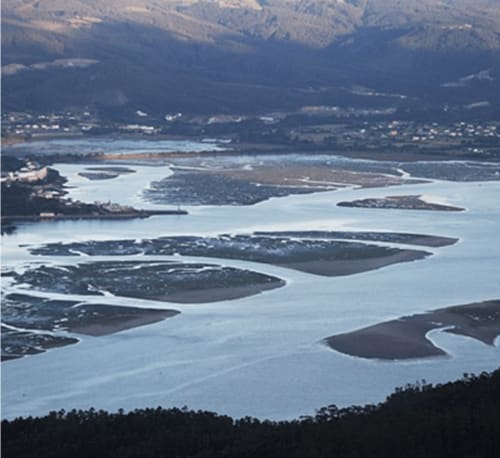 Turismo Rural O Vilar se encuentra al lado de la Ría de Ortigueira donde puedes hacer una ruta costera de más de 12 kilómetros.