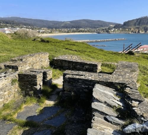 Desde Turismo Rural O Vilar puedes ir a visitar los yacimientos arqueológicos de la Punta de los Prados