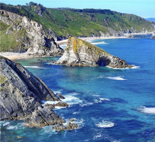 Los acantilados del Loiba, el azul del mar, sus montañas escarpadas y la belleza de un lugar ímpar. 
