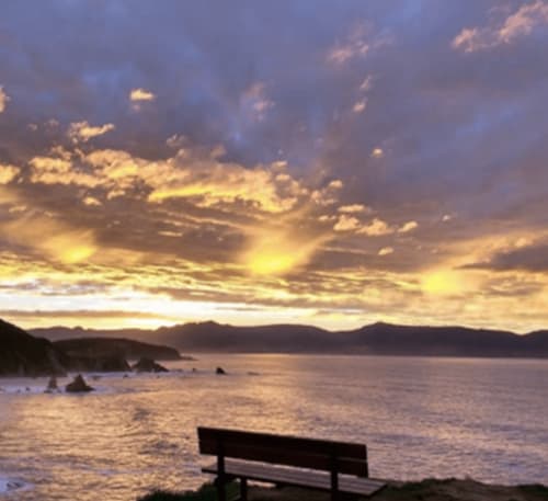 Comtemplar el atardecer disfrutando de la vista sentado en el mejor banco del mundo. A pocos minutos en coche de Turismo Rural O Vilar