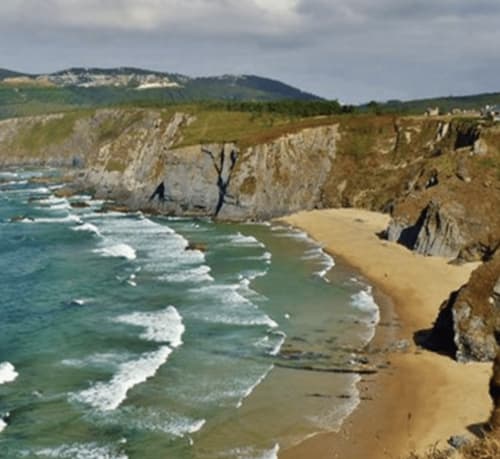 Si lo que estás buscando son playas salvajes, en la zona de Turismo Rural O Vilar encontrar varias.