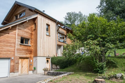 vue du parking, porte d'entrée de la maison d'Agathe et sophie