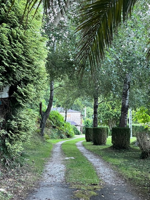 Una vez que pasas por la puerta de la finca, llegar a Turismo Rural O Vilar es una experiencia inolvidable.