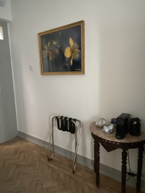 Quarto Superior King no Pátio da Villa com arte emoldurada, secretária, cabideiro e área de estar na pousada de Coruche