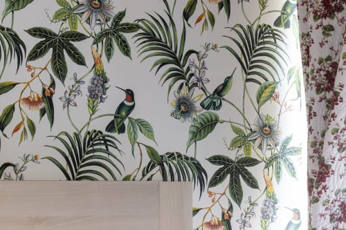Papier peint botanique tropical avec colibris et fleurs de la passion dans la chambre double standard de l'Hôtel De Lion Sur Mer