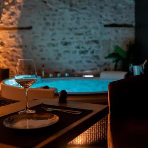 Love Suite & SPA - Le Chai - Royan Médis - Terrasse et salon de jardin - balnéo rond - lit rond - séjour en couple - 