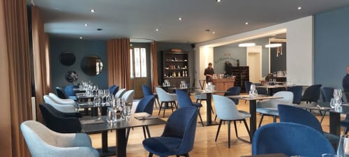 Élégant espace de détente aux Terrasses Dorées à Châtillon avec sièges bleus et crème, parquet et décoration raffinée