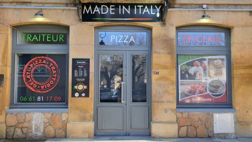 Devanture de trattoria et pizzeria italienne à Châtillon avec enseignes néon et affichage de menus