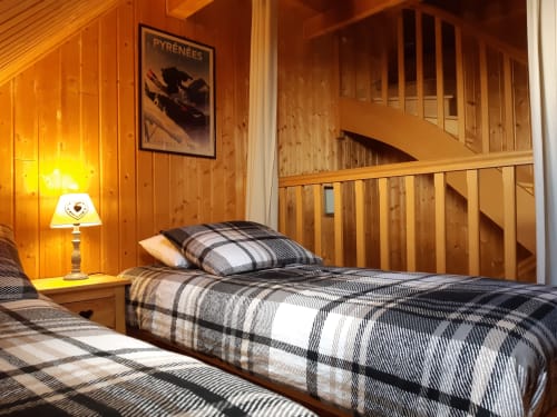 Mezzanine avec deux lits simples. Un rideau permet d'isoler la chambre. Une grande TV permet de brancher ordinateur ou console de jeux. 