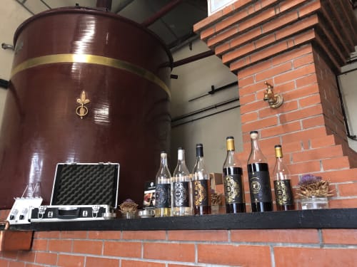 Présentation vinicole au Logis des Tourelles avec tonneau, bouteilles et espace de dégustation à Cognac