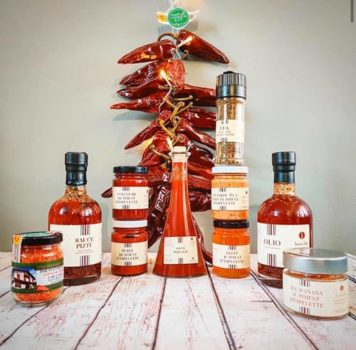 Gamme de produits artisanaux Lurretik : piment d'Espelette AOP, sels, huiles et sauces pour ramener un peu du terroir basque.
