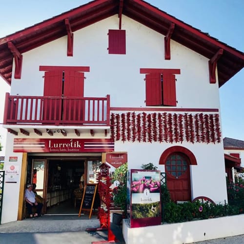 La boutique Lurretik à Espelette, partenaire du Moulin de Pascale pour vos achats de produits locaux et souvenirs gourmands.