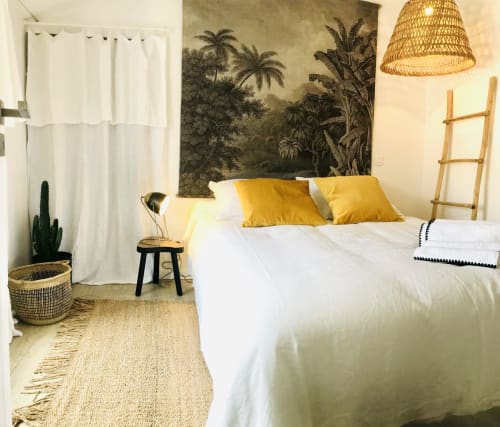 Location appartement Bastia centre. FR. Chambre dans appartement au calme à Bastia vue mer avec balcon. Chambre un avec grand lit.