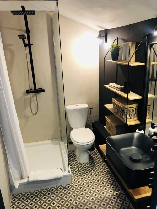 Appartement vue mer, balcon location Bastia, Corse. Centre ville proche du vieux port et de la Citadelle de bastia. salle de bain attenante aux chambres