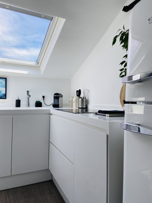Appartement vue mer, Citadelle, Bastia, Corse. Location saisonnière. Cuisine entièrement équipée dans l'appartement.