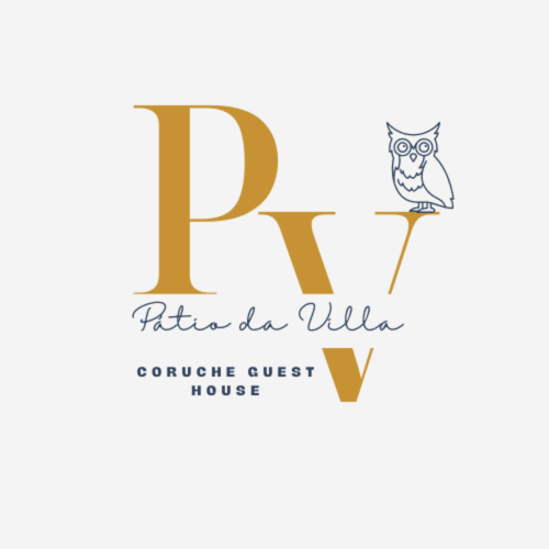 Logotipo da Casa de Hóspedes Patio da Villa Coruche com ilustração de coruja e letras douradas