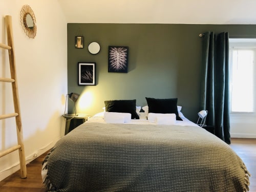 Appartement en location Bastia, Corse, vacances Citadelle. Chambre salle de bain avec baignoire