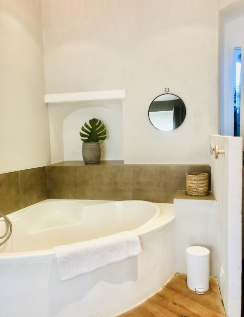 Appartement location Citadelle Bastia, Corse. Chambre avec sa salle bain baignoire, charme ancien Citadelle Bastia