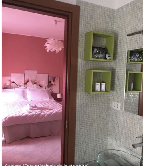 Camera da letto rosa con bagno coordinato visibile dall'ingresso nella stanza Stella di RL GROUP bnb a Isernia, Italia