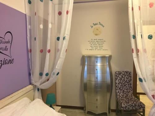 Camera accogliente del Piccolo Principe BnB Isernia con tende trasparenti, cassettone metallico e decori murali de Il Piccolo Principe