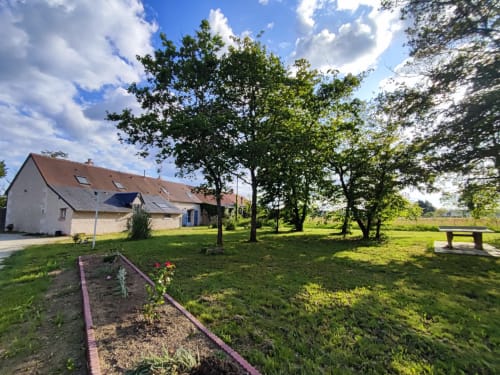 Gîte champêtre avec jardin aux Gîtes des châteaux, Vallières-les-Grandes, entouré d'arbres et de pelouse verdoyante