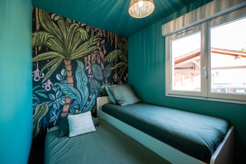 Chambre turquoise à la Villa Eden Bleu avec papier peint tropical, lit simple, suspension et fenêtre donnant sur la piscine