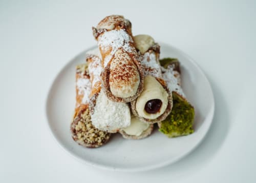 Elegante dessert servito a Stella Marina, dimora costiera di Porto Empedocle, Sicilia, con pasticceria, pera e guarnizione di matcha