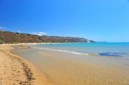 Spiaggia sabbiosa a Stella Marina a Porto Empedocle, Agrigento con acque turchesi cristalline e costa rocciosa