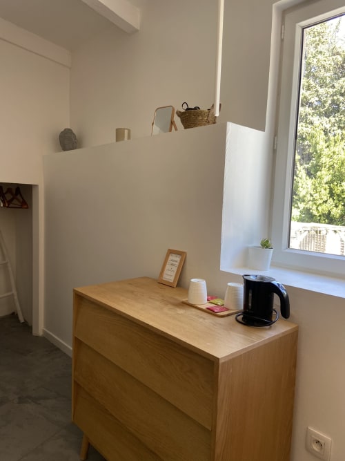 Gandhi-Zimmer im Hotel Mas Lafleur in Châteaurenard mit Holzschreibtisch, Wasserkocher, Fensterblick und minimalistischer Einrichtung