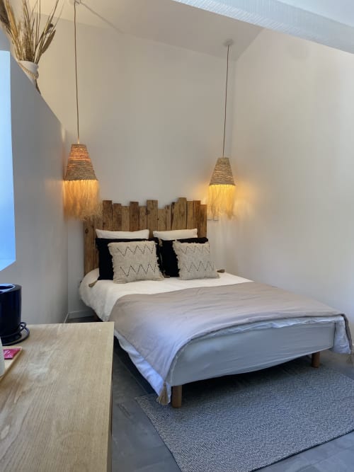 Modernes Schlafzimmer im Mas Lafleur, Châteaurenard, mit Holzkopfteil, Pendelleuchten und neutraler Bettwäsche